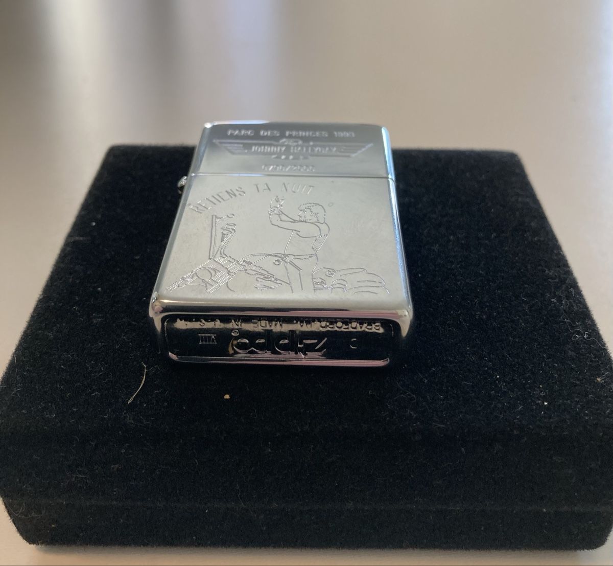 Zippo Accendini: Briquet zippo Johnny Hallyday – Nuovo e nell'imballaggio originale da Poliez-Pittet venduto da dav_h8tl 2