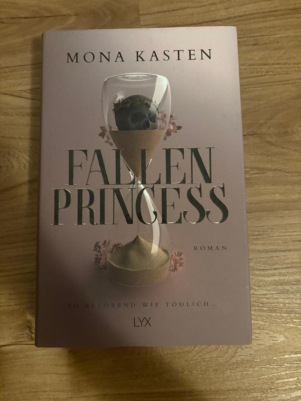 Libri: Mona Kasten - Fallen Princess - Hardcover mit Farbschnitt – Nuovo (secondo la descrizione) da Niederteufen venduto da alb_86bm