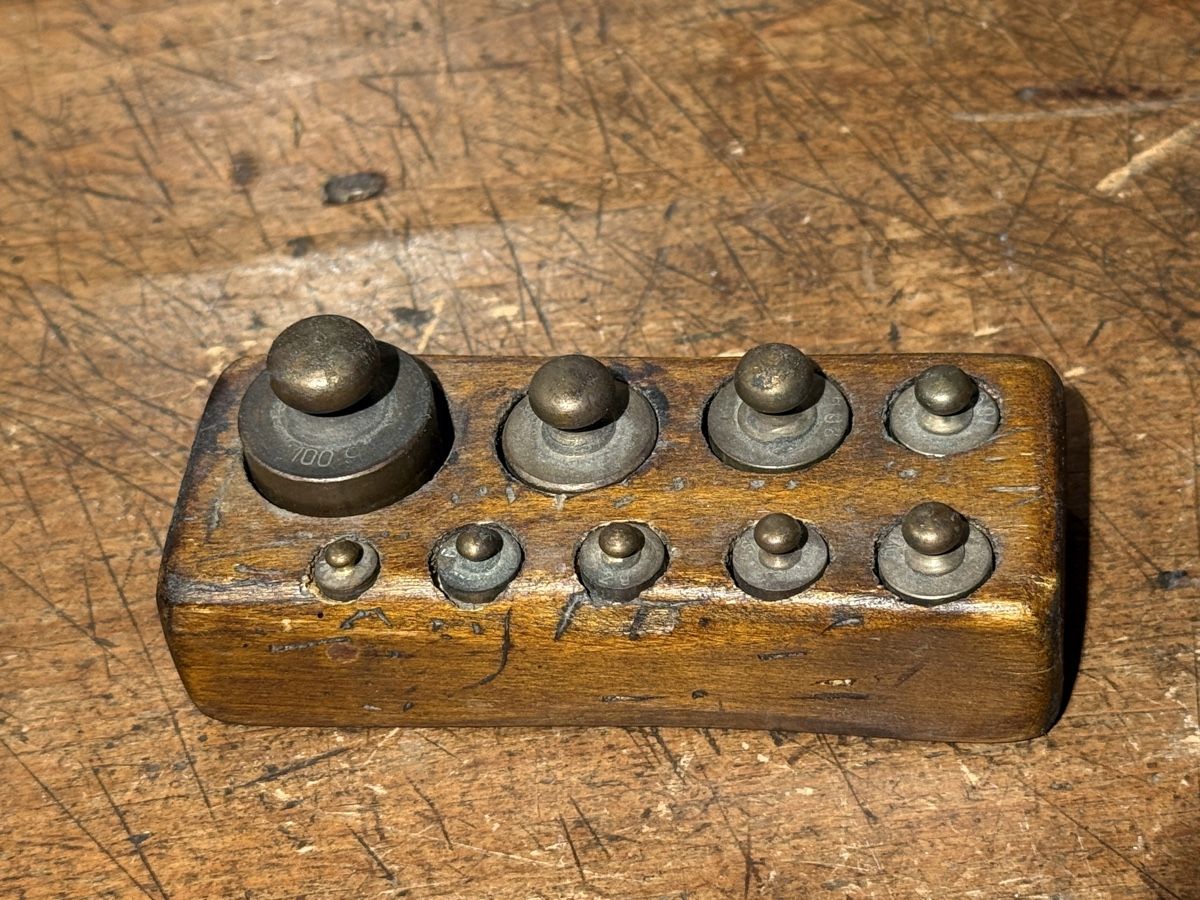 Bilance e pesi: Antike Messing-Gewichte mit Holzsockel – Usato da schaffhausen venduto da VintAntik_1980 1
