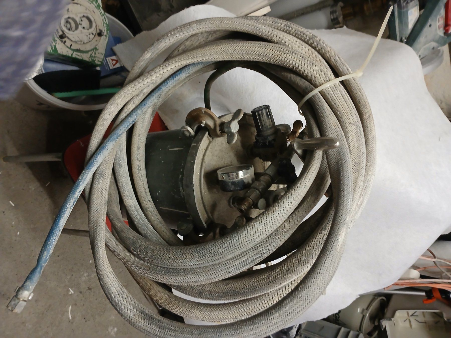Tutti gli attrezzi: Profi Druckbehaelter Farbspritzsystem -Drucktank – Usato da Tobel venduto da Bachi40 7