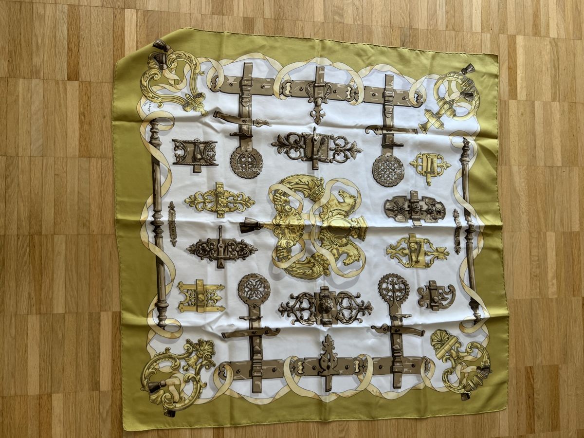 Hermès Foulard & Sciarpe: Hermès Paris, Vintage Design Elegantes Seidentuch – Usato da Muttenz venduto da saniye85