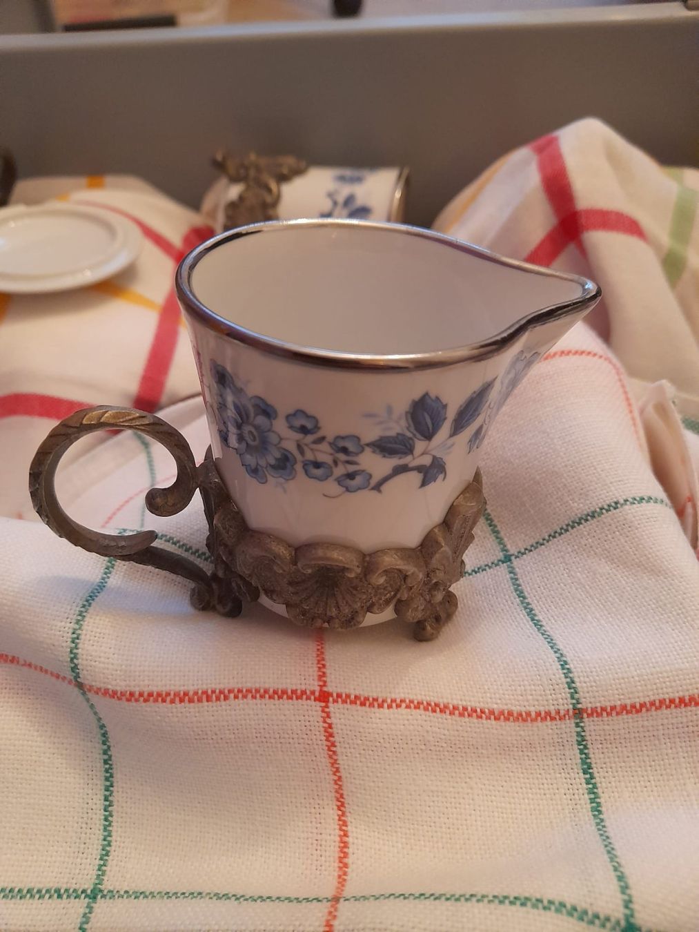 Set di piatti: Jugendstil Tassen mit Halterung und ein Milchkännchen – Usato da Basel venduto da ARTICTED 3