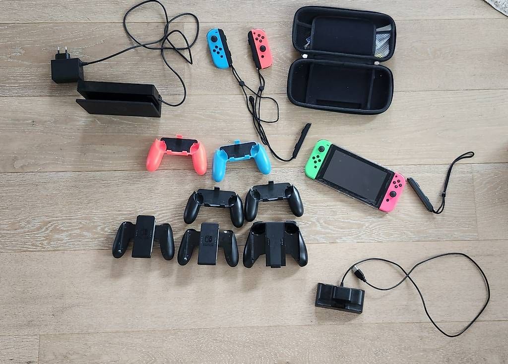 Console: Nintendo Switch V2 4 joy cons + accessoires – Usato da St-Prex venduto da tra_fpw8