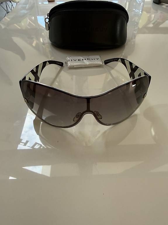 Lunettes & Verres: Givenchy Sonnenbrille SGV 218 Vintage Original – D'occasion à Buchberg par the_w8gy 1