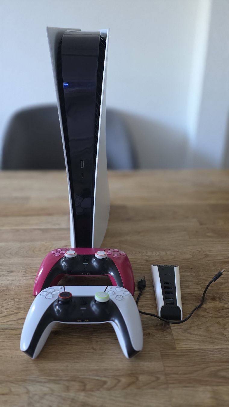 Sony Konsolen: Sony PlayStation 5 mit 2 Controllern – Gebraucht aus Biel/Bienne von TuescherS
