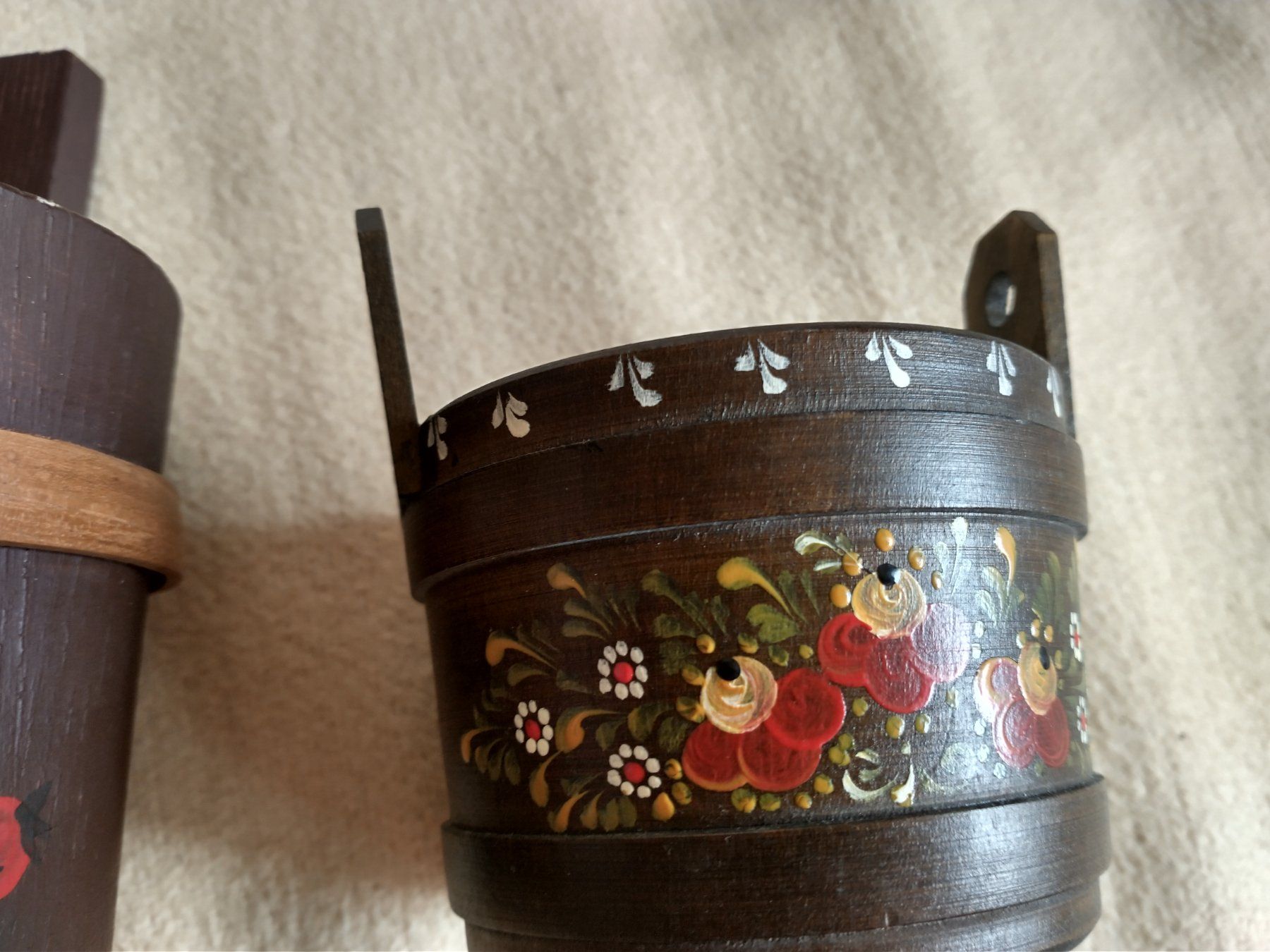 Toutes les décorations: 2 Holz Gefässe/Eimerli, handbemalt mit Blumenmuster – D'occasion à Löhningen par Chimae67 1