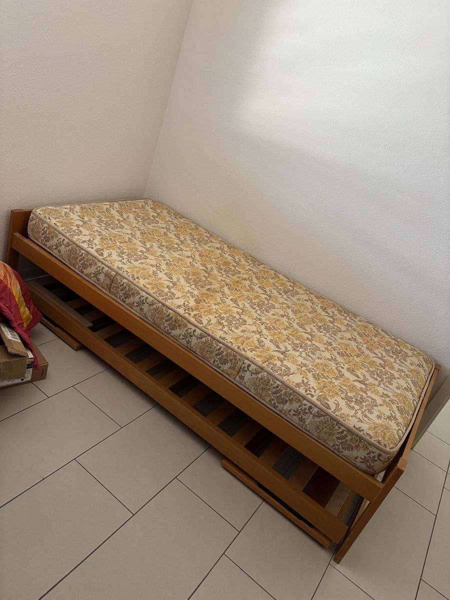 Lits: Bettgestell mit Unterbett – D'occasion à Urtenen-Schönbühl par dar_29sw
