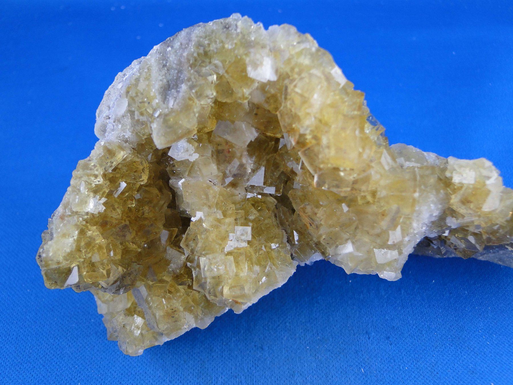 Minerali & Pietre curative: Honiggelbe Fluorit-Stufe mit Dolomit – Usato da Schinznach Bad venduto da Demerald 2