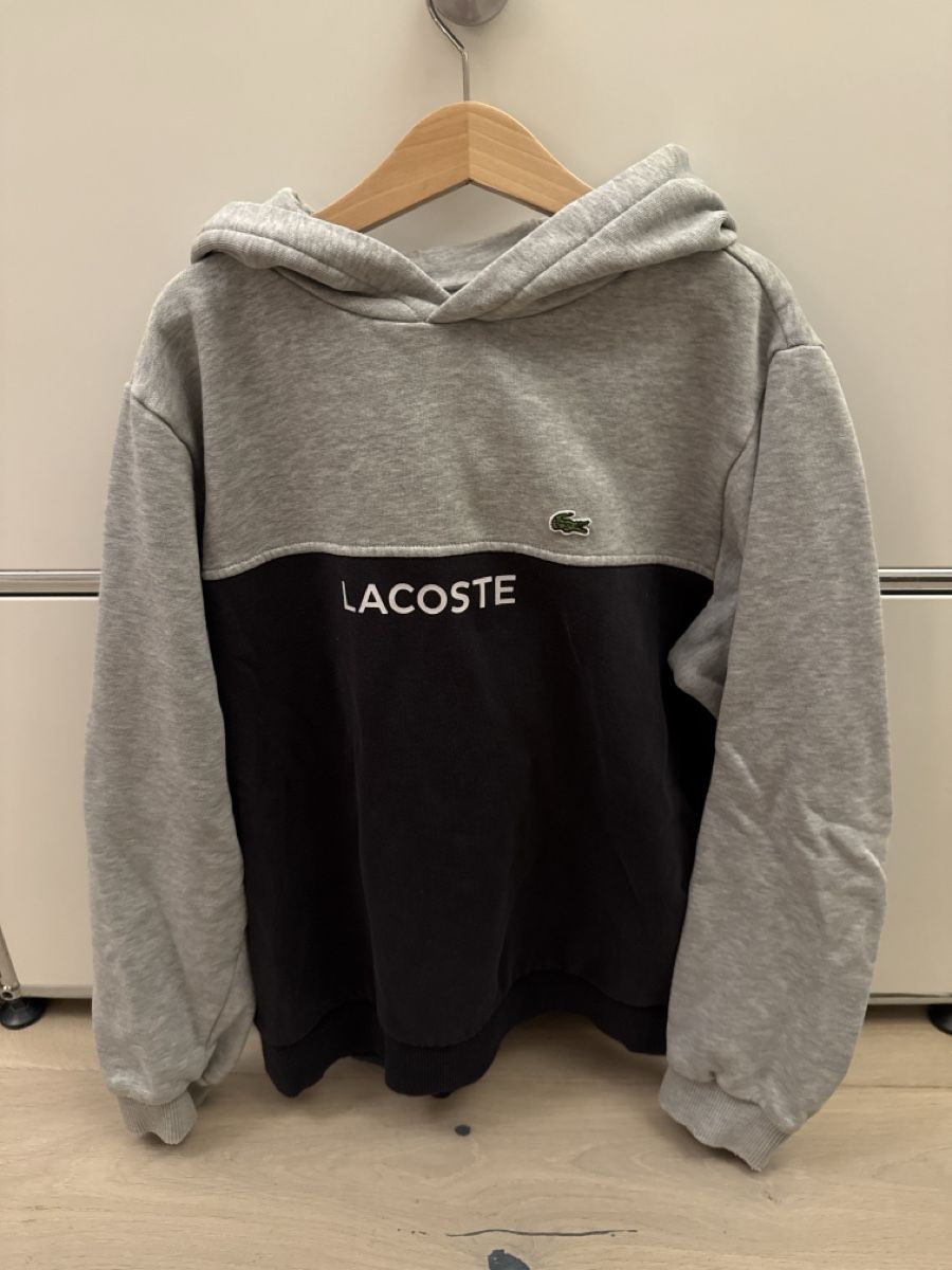 Lacoste Maglioni & Felpe: Lacoste Kapuzenpullover grau schwarz Grösse 164 cm – Usato da Rüschlikon venduto da clean-teeth