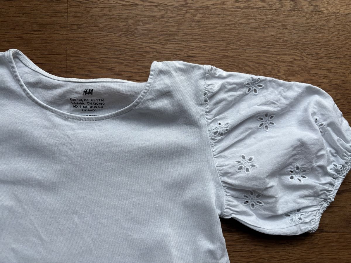 H&M Camicette, T-shirt & Top: Mädchen Shirt mit Puffärmeln, Grösse 110/116 – Usato da Ennetbaden venduto da Section_H 1