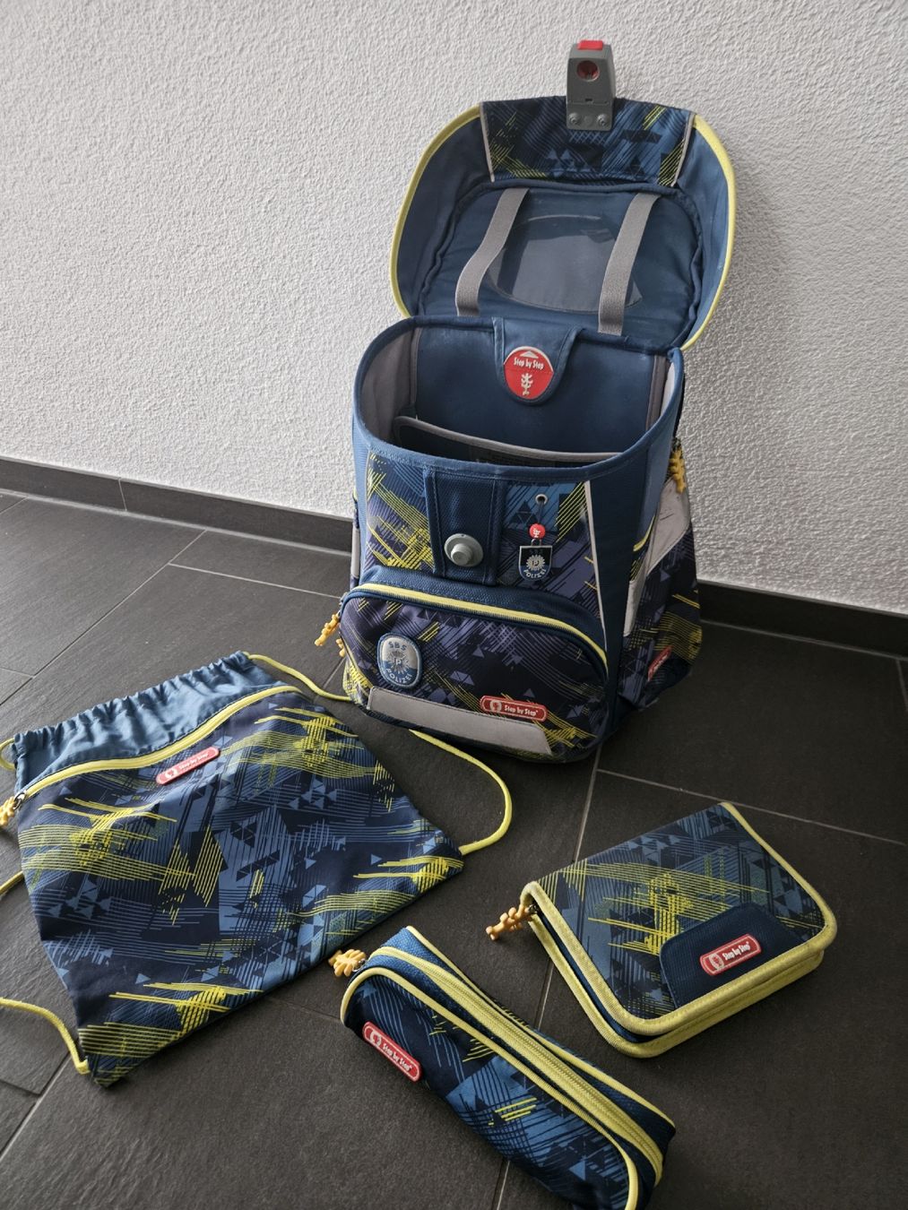 Step by Step Borse & Zaini: Schulranzen "Step by Step" in coolen Polizei Design  – Usato da Diepoldsau venduto da rin_d9yl 5