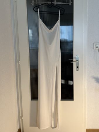 Robe longue satinée blanche 