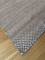 Teppich grau weiss quadratisch Muster