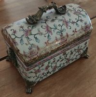 Boite a bijoux style rococo en porcelaine craquelée Doninic