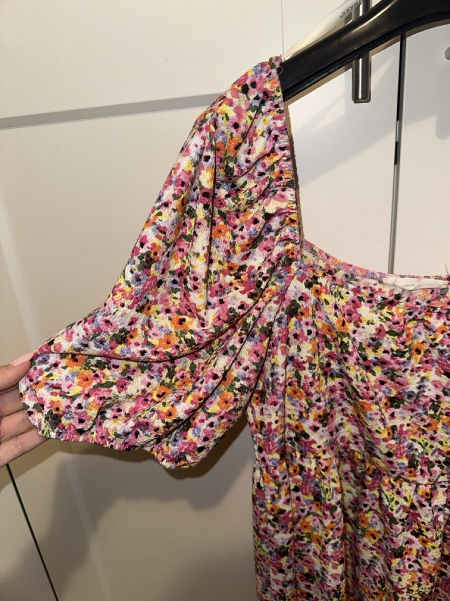 Bershka Kleider: Blumenkleid – Neu (gemäss Beschreibung) aus Merenschwand von stefaniia.10 1