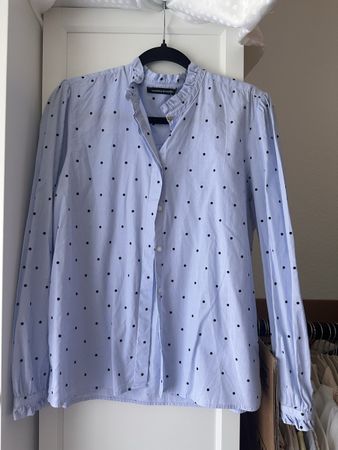 Bluse hellblau gepunktet