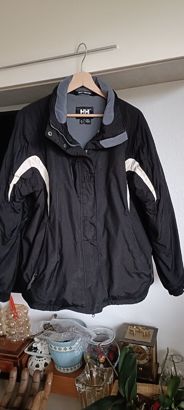 Giacche: Giacca Helly Hansen nera, perfetta per l'inverno! – Usato da Lugano venduto da ycd_rv8h