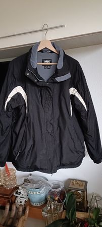 Giacca Helly Hansen nera, perfetta per l'inverno!