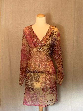 Transparentes, rosa Kleid aus tropischer Seide mit Verzierun