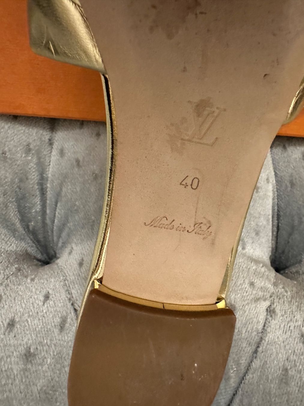 Louis Vuitton Scarpe da donna: Louis Vuitton Sandalen Gold Gr. 40 – Usato da Basel venduto da Blausara707 4