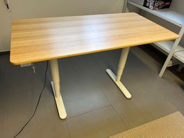 elektrisch höhenverstellbarer Schreibtisch IKEA Bambus/weiss
