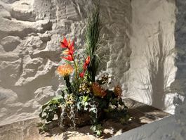 Blumengesteck mit exotischen Blumen und Gräsern Dekoration