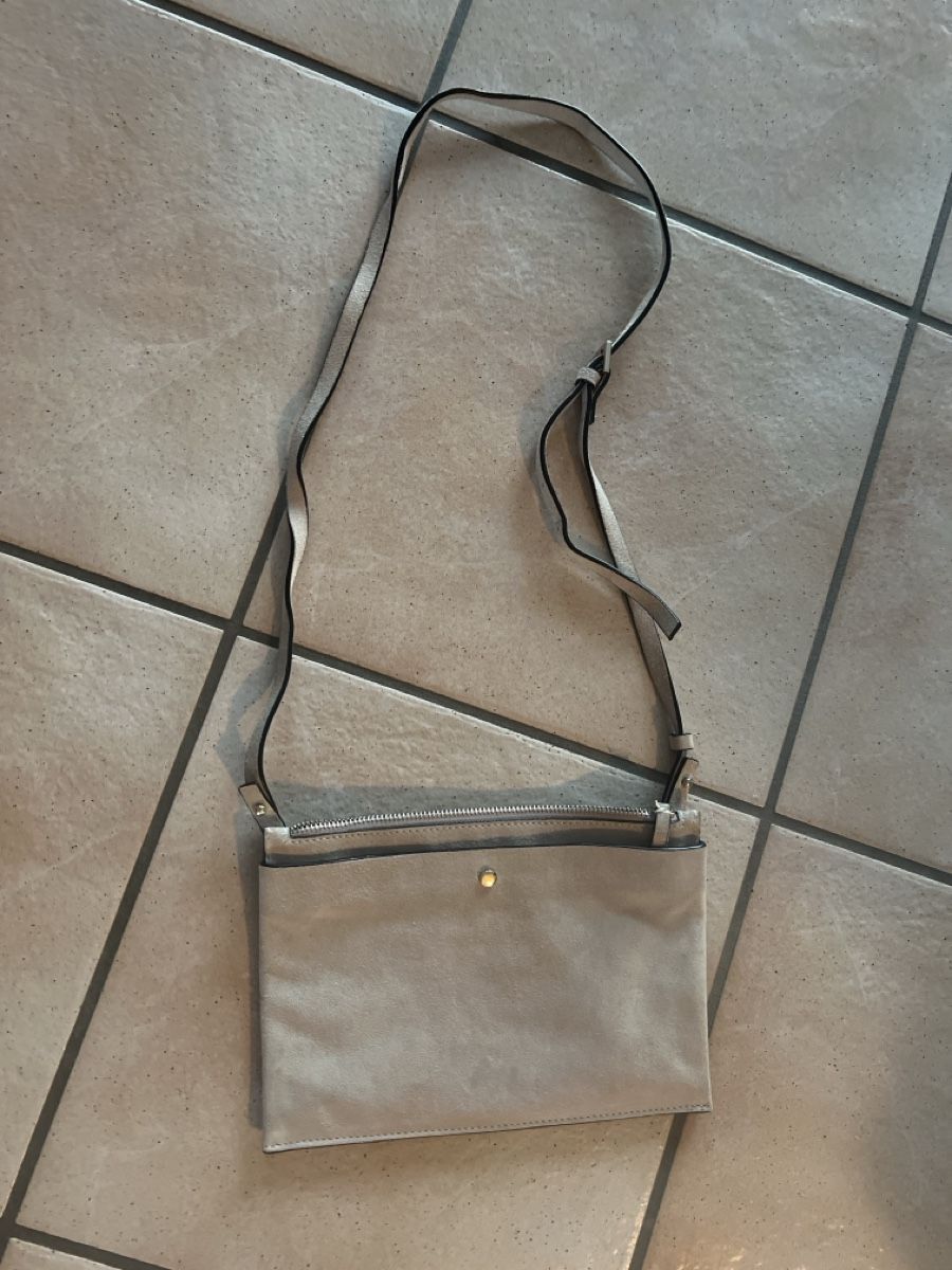 H&M Borse da donna: Kleine Wildledertasche hellbeige – Usato da Egg b. Zürich venduto da ZeroWaste
