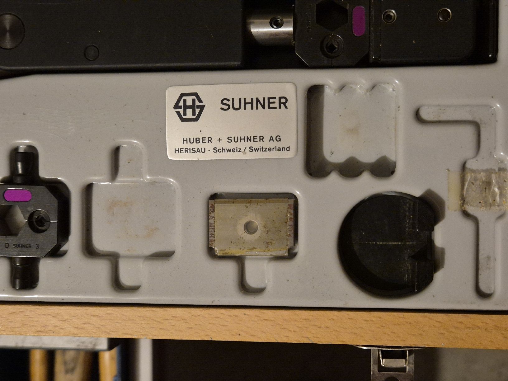 Suhner Tutti gli attrezzi: Crimpzange SUHNER CH-9100 mit Einsätzen und Koffer – Usato da Weinfelden venduto da Sladjan68 5