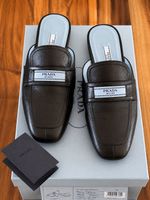 Prada Leder-Mules mit Logo-Patch Neuwertig