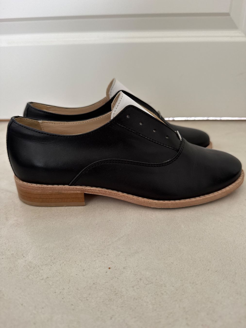 Navyboot Damenschuhe: Belles chaussures Oxford noires et blanches – Gebraucht aus giffers von sev_c9x9 2