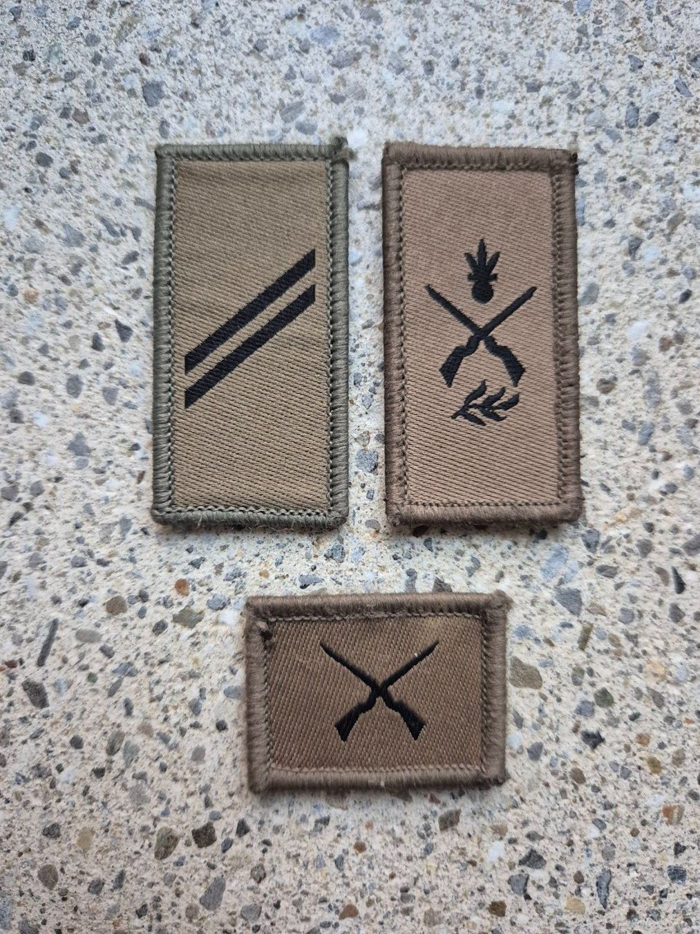 Schweizer Armee Placchette & Badge: *** Abzeichen Set Gefreiter Infanterie *** – Nuovo e nell'imballaggio originale da Riedholz venduto da fr_sIruP