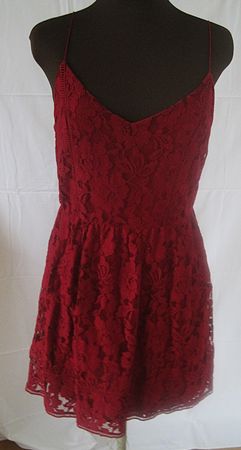 Elegantes Spitzenkleid in Bordeauxrot mit Spaghettiträgern