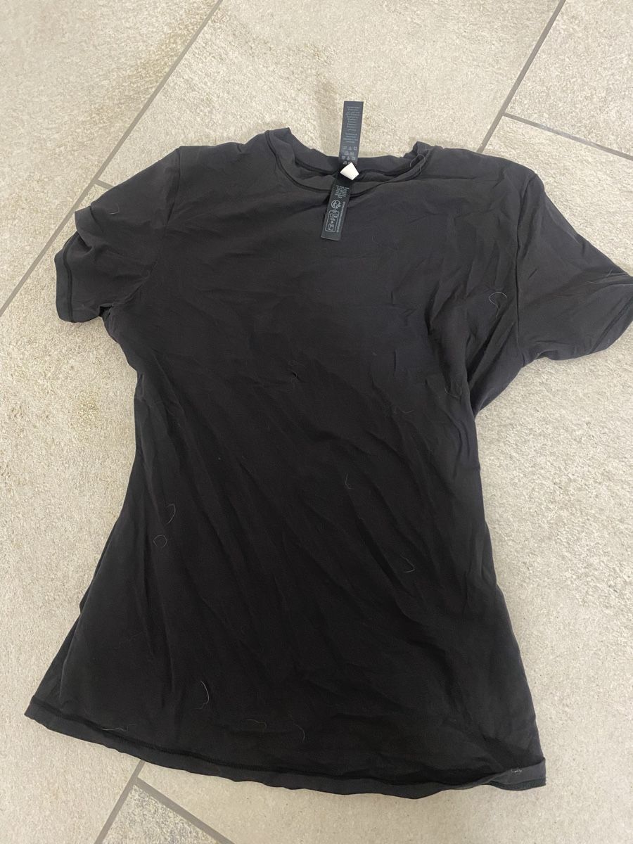 Skims T-shirt: Skims shirt  – Usato da Steinmaur venduto da luz_rdt2