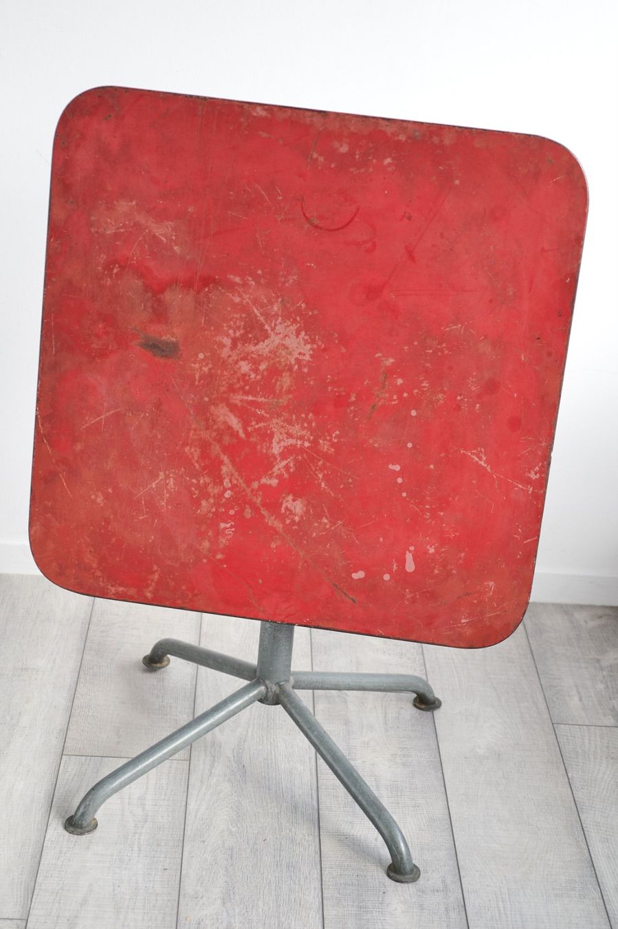 Bigla Tische: Blechtisch quadratisch, sissach, embru, bigla – Gebraucht aus Kriens von Allegra400 1