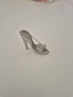 Elegant heels brooch
