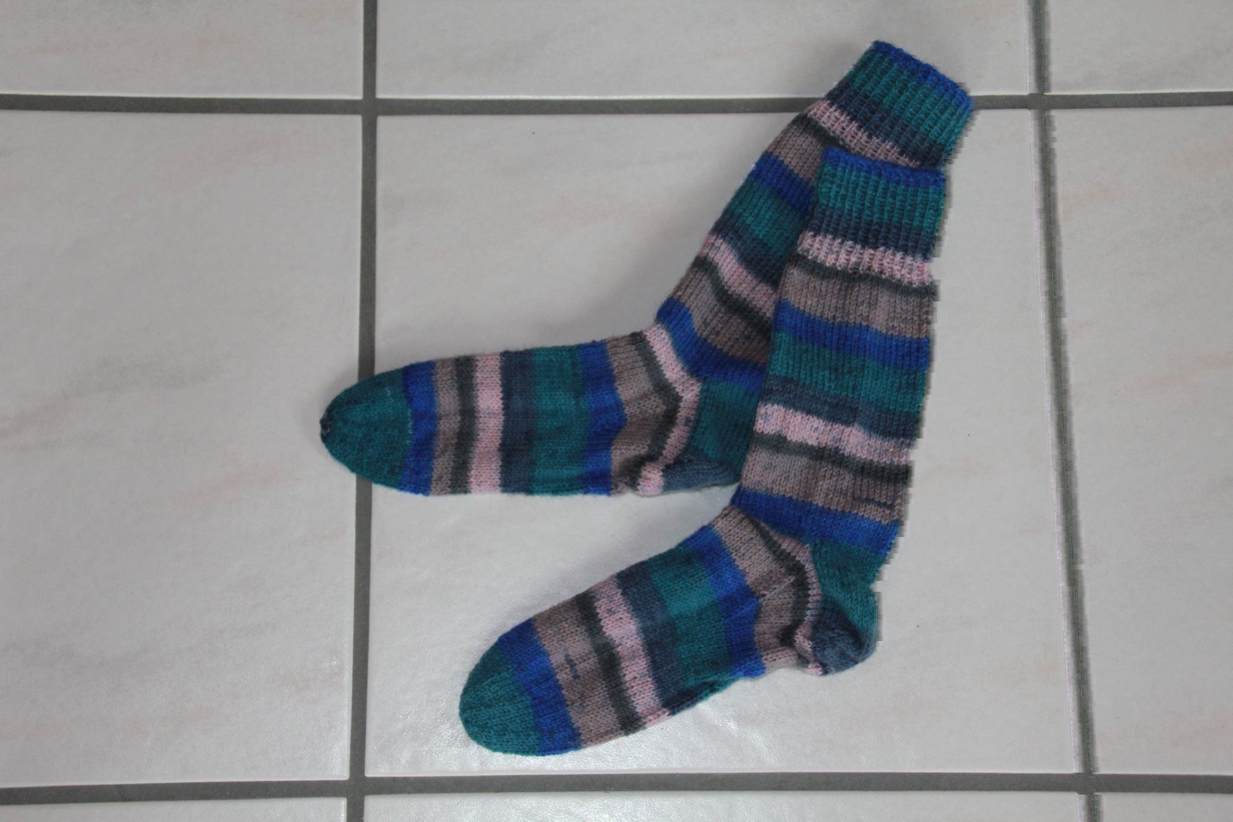 Calze: Handgestrickte Socken Grösse 35 – Nuovo e nell'imballaggio originale da Wallenwil venduto da Sahron