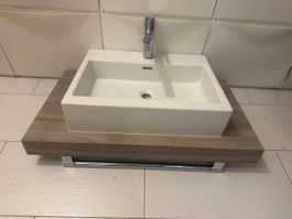Waschtisch laufen mit KWC Armatur und Konsole Holzopti