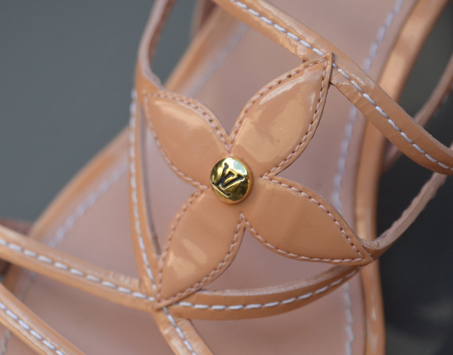 Louis Vuitton Damenschuhe: Sandalen / Sandales Louis Vuitton  .38,5 – Gebraucht aus Collonges von Auganien 4