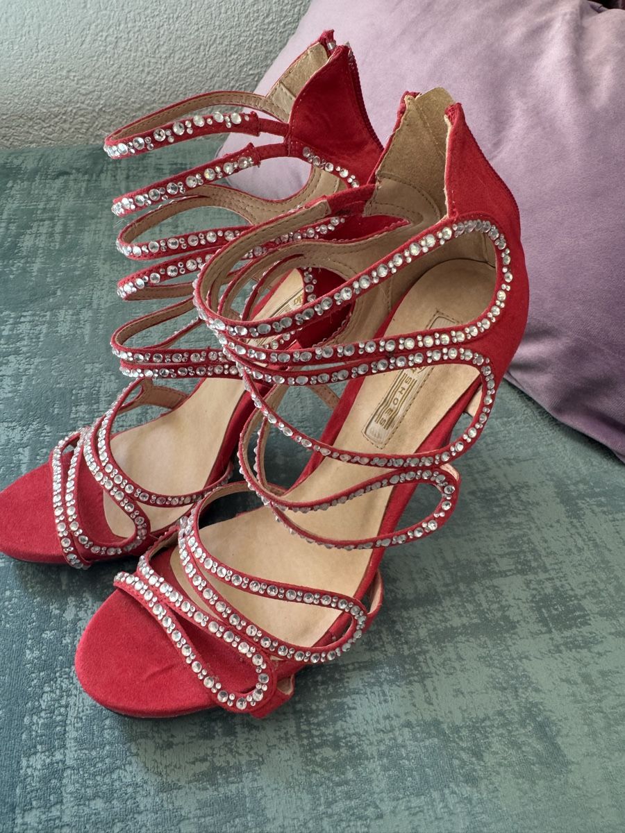 Scarpe da donna: Damen Riemensandaletten Rot – Usato da Walliswil b.Wangen venduto da mdssti80