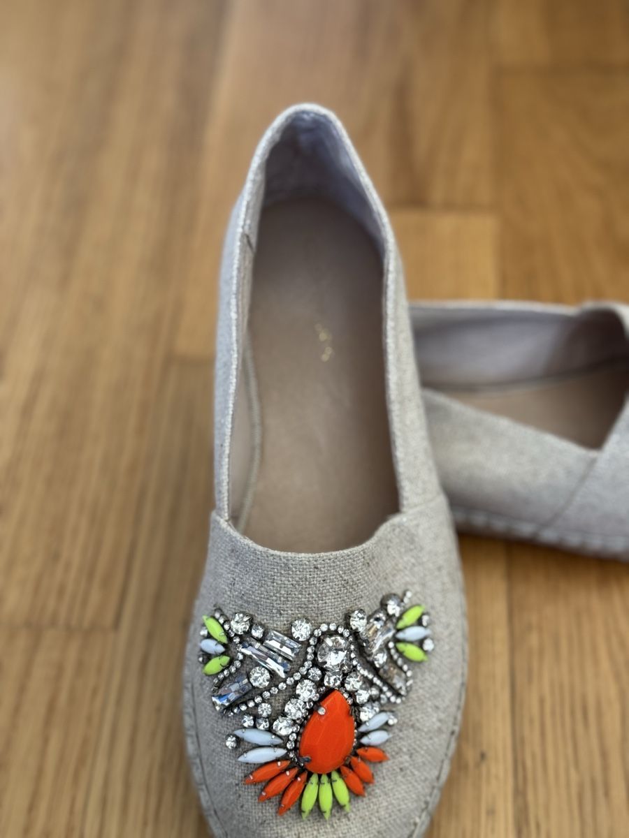 Scarpe da donna: Espadrilles beige mit Steinen Applikation gebraucht – Usato da Rütihof venduto da cube18 1