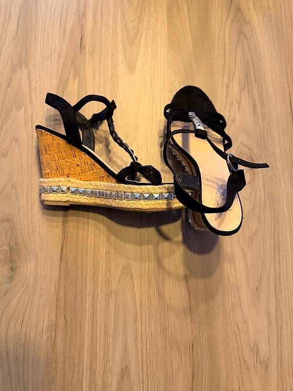 Scarpe da donna: Sandalen mit Keilabsatz – Usato da Bözberg venduto da van_52qk