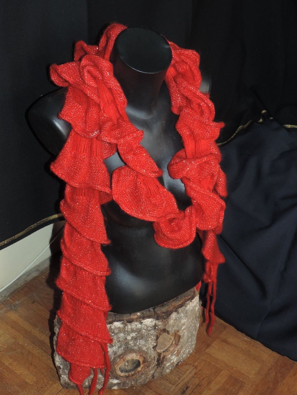 Foulard & Sciarpe: écharpe rouge avec fil doré – Usato da Genève venduto da Axelle333 2