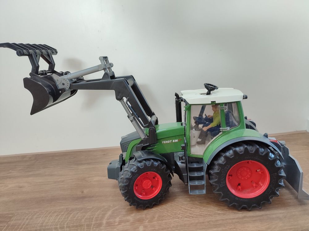 Bruder 03040 Fendt 936 Vario – Tractor de granja con coluna de