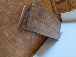 Ancien coffre en bois massif, patine authentique, idéal été