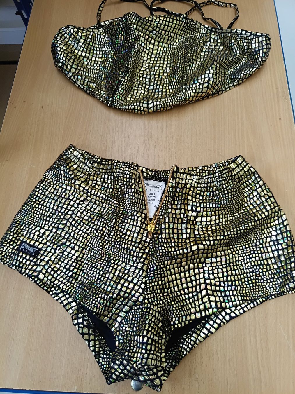 Pantaloni: Hotpants und Top im Gold-Perlmut Look – Nuovo e nell'imballaggio originale da Wängi venduto da Ladys_First