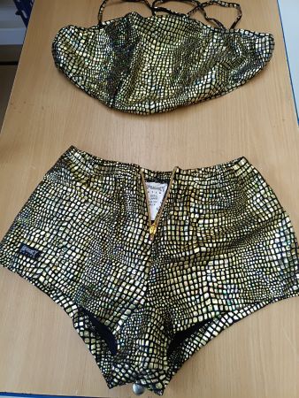 Hotpants und Top im Gold-Perlmut Look
