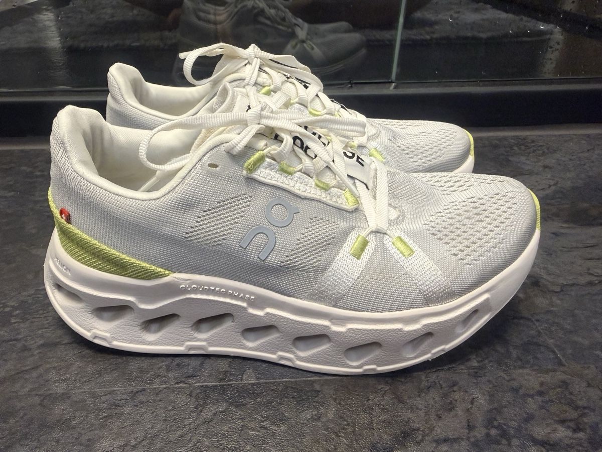 On Chaussures femmes: Sneaker Schuhe ON Cloud Cloudeclipse Lime/Grey Gr. 38 – D'occasion à Lachen SZ par zsucard