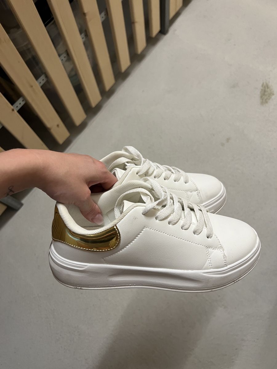 Herrenschuhe: Sneakers weiss/gold – Gebraucht aus Laufen von mar_flh8 1