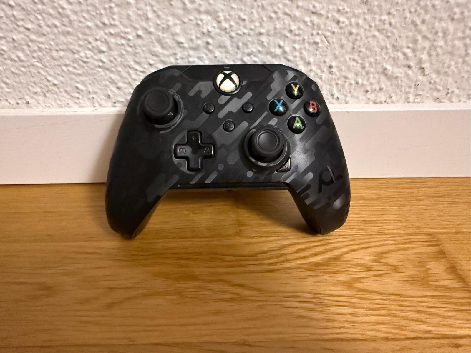 Controller: Phantom Black Xbox Wired Controller – Usato da Duebendorf venduto da Mauxus 1