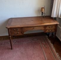 Bureau Louis XVI très pratique avec sa lampe et sa chaise 